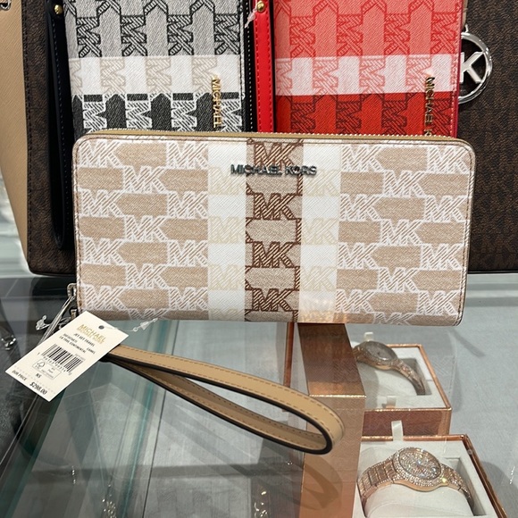 MICHAEL KORS Leather Continental Phone Holder Wristlet Wallet
Camel
NWT - Picture 7 of 16